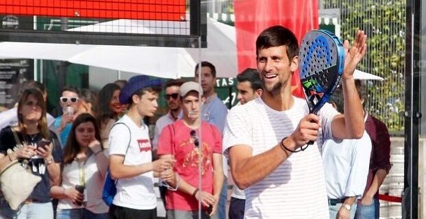 novak-djokovic-world-padel-tour-sourire-exhibition-e1613913219321.jpg